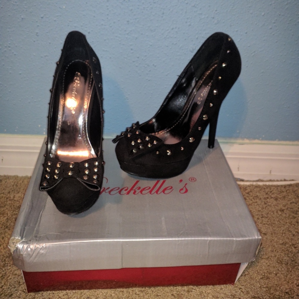 Black bow heels